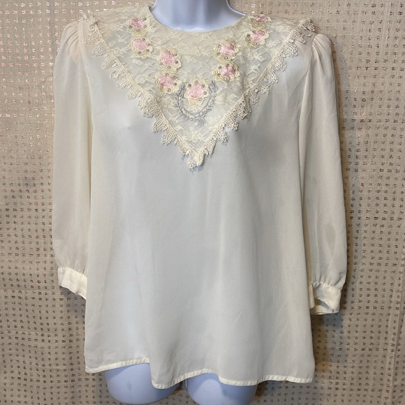 VNTG Nilani Lace Bid Blouse with Buttons Down the Back - Picture 9 of 9
